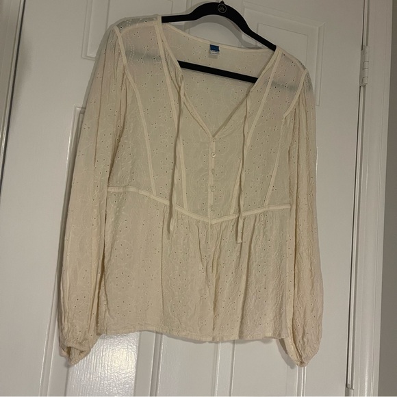 Old Navy cream eyelet long sleeve blouse - Picture 4 of 16
